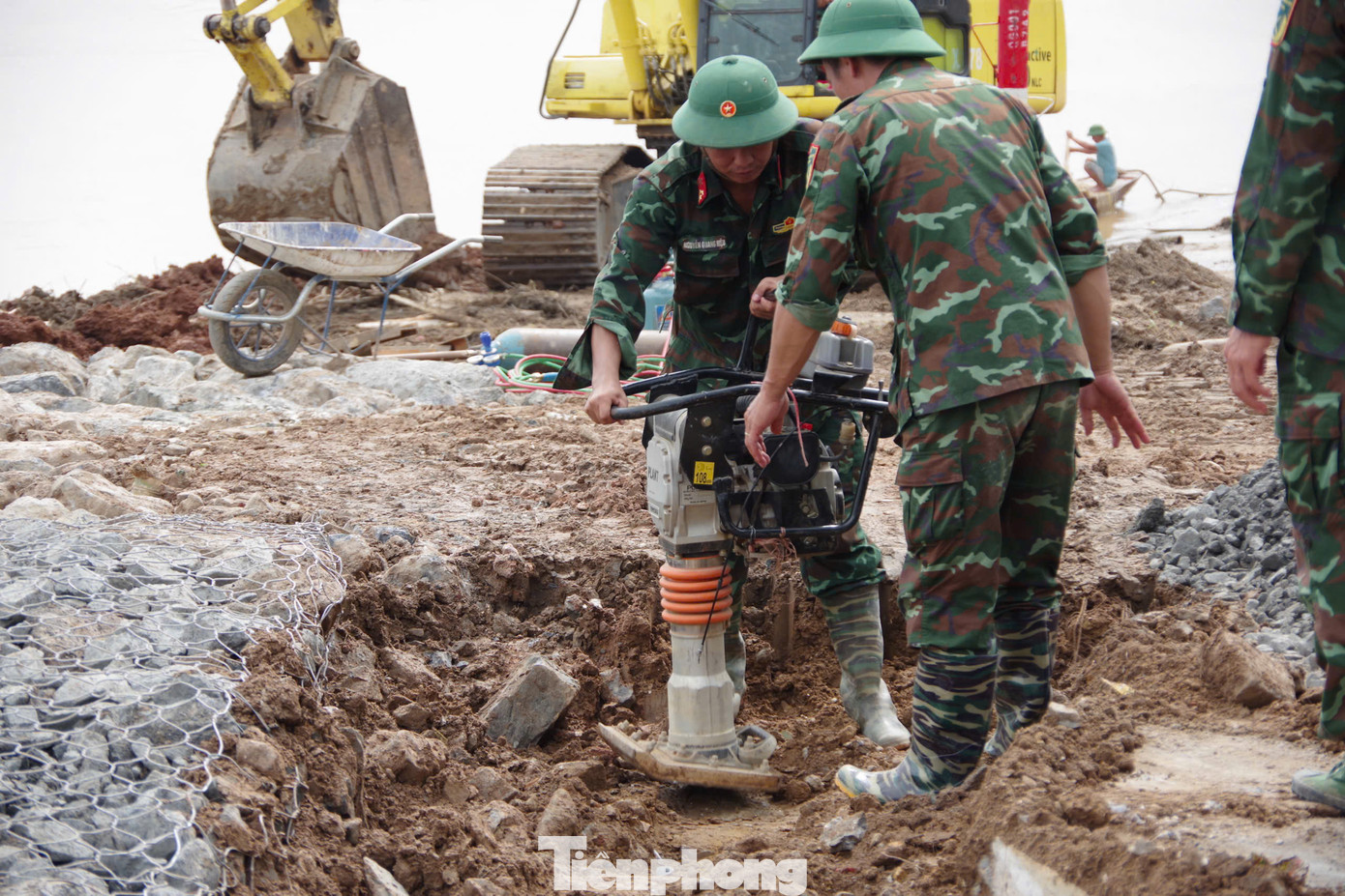 Cán bộ, chiến sĩ Công bình làm ngày, làm đêm chuẩn bị hạ tầng phục vụ việc lắp đặt cầu phao.