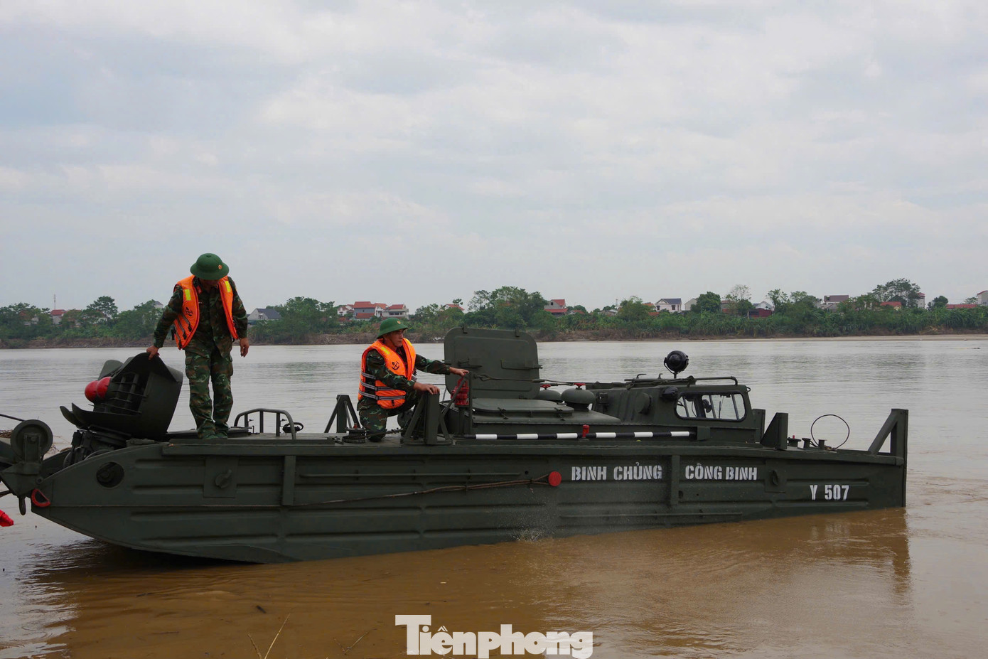 Việc hạ thủy 5 nhịp cầu phao nhằm kiểm tra, đánh giá các tác động của dòng chảy, mực nước và các yếu tố kỹ thuật. Nếu đảm bảo an toàn, trong những ngày tới lực lượng Công binh sẽ chính thức lắp cầu phao khi đảm bảo an toàn phục vụ người dân.