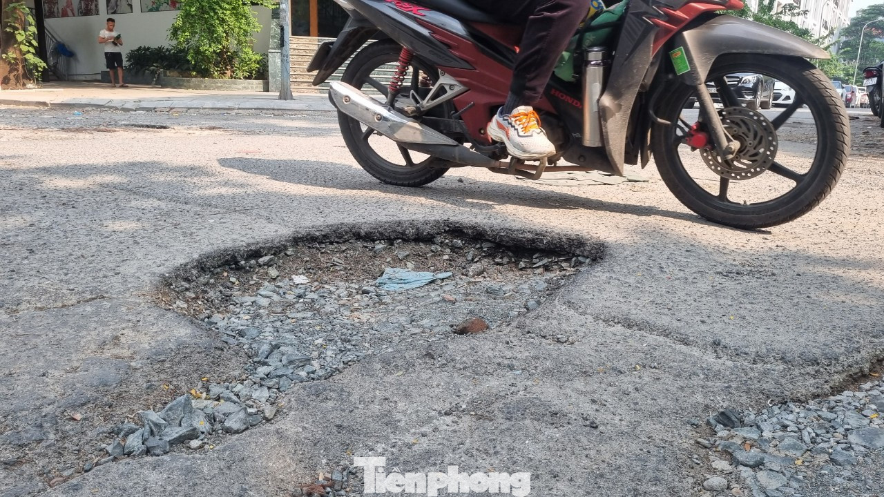 Bà Loan, bán hàng tại đây cho biết, tại nạn ngã xe máy diễn ra thường xuyên tại đây. Dù chưa có tai nạn nghiêm trọng nhưng làm nhiều người bị thương, đau đớn, hỏng hóc xe cộ.