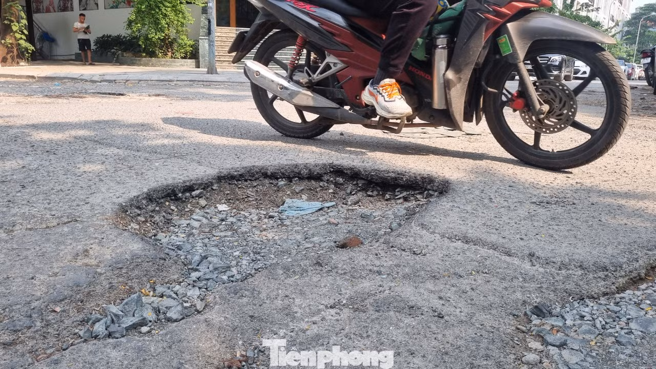 Bà Loan, bán hàng tại đây cho biết, tại nạn ngã xe máy diễn ra thường xuyên tại đây. Dù chưa có tai nạn nghiêm trọng nhưng làm nhiều người bị thương, đau đớn, hỏng hóc xe cộ.