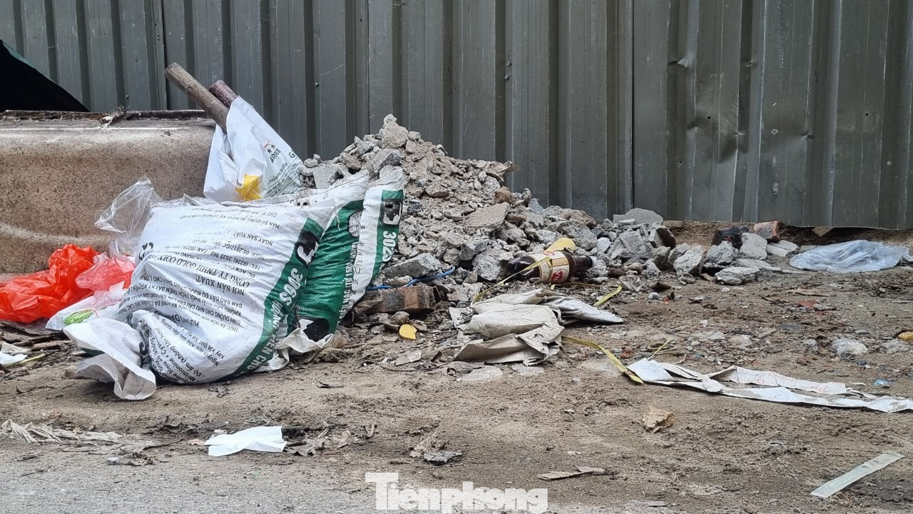 "Dân chúng tôi bức xúc, vì sống ở con phố trung tâm của quận, đáng ra phải được thụ hưởng hạ tầng tốt, không gian, môi trường trong lành. Nhưng giờ đây đường sá bụi mù, rác bủa vây quanh phố...", ông Toàn bức xúc.