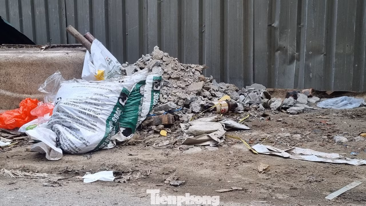 "Dân chúng tôi bức xúc, vì sống ở con phố trung tâm của quận, đáng ra phải được thụ hưởng hạ tầng tốt, không gian, môi trường trong lành. Nhưng giờ đây đường sá bụi mù, rác bủa vây quanh phố...", ông Toàn bức xúc.