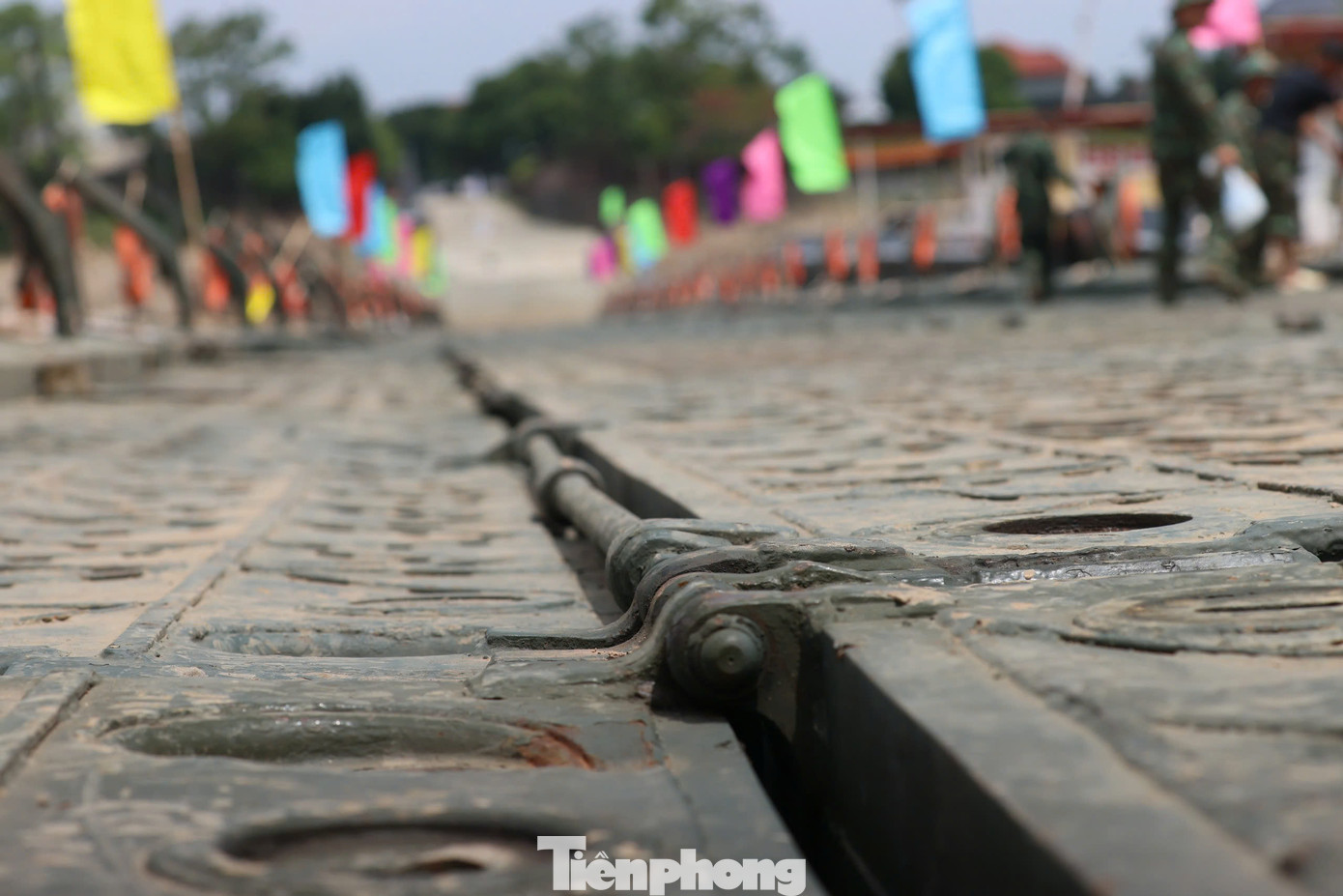 Cầu phao được cán bộ, chiến sĩ Lữ đoàn 249 lắp đặt nối hai bờ sông Hồng thuộc huyện Tam Nông và Lâm Thao.