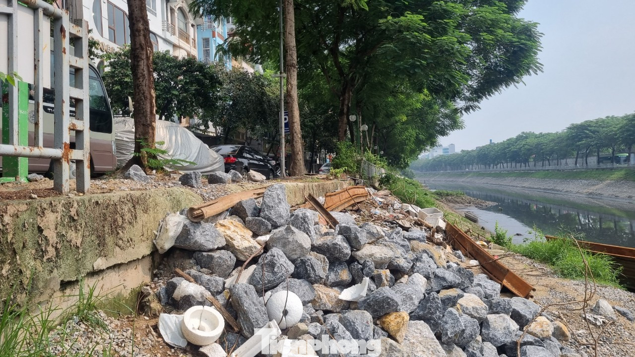 Người dân sinh sống trên con phố Quan Hoa, luôn bất an vì lan can, hàng rào bảo vệ không được lắp đặt. Phía dưới bờ sông, đá, sắt thép chỏng chơ không ai thu dọn. Người dân sinh sống trên con phố Quan Hoa, luôn bất an vì lan can, hàng rào bảo vệ không được lắp đặt. Phía dưới bờ sông, đá, sắt thép chỏng chơ không ai thu dọn.