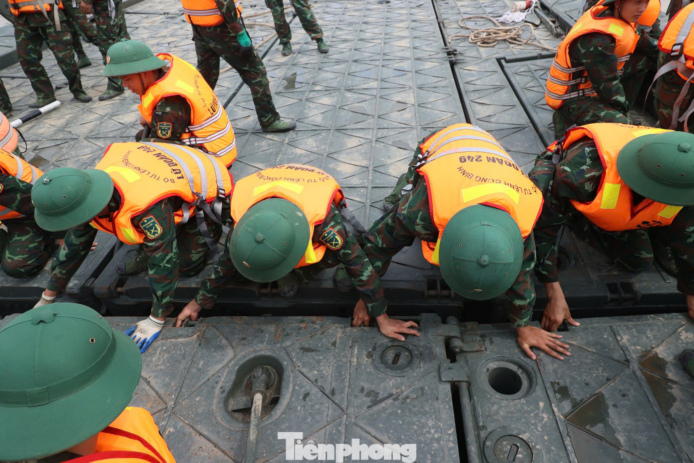 Sau khi hoàn thành việc bắc cầu, Lữ đoàn 249 sẽ tổ chức thông xe kỹ thuật, kiểm tra, hiệu chỉnh kỹ thuật, hoàn tất các công đoạn. Dự kiến, ngày 30/9, sẽ bắt đầu thông xe phục vụ nhu cầu đi lại trước mắt của người dân.