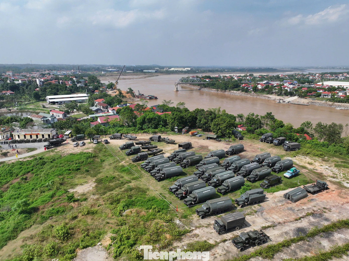 Lữ đoàn 249 Công binh đã hạ thủy 9 ca nô, 29 đốt cầu xuống khu vực bến sông. Sau khi hạ thủy, cán bộ, chiến sĩ công binh tổ chức ghép các phà nhịp và làm công tác chuẩn bị khác để phục vụ công tác bắc cầu phao diễn ra vào sáng 29/9.
