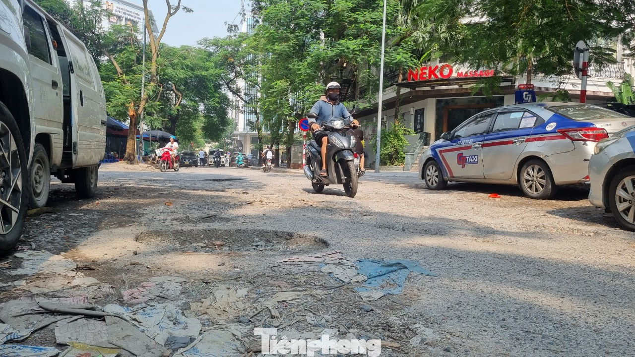 “Họp tổ dân phố, người dân chúng tôi nhiều lần đề nghị địa phương sửa chữa, nhưng hình như không ai nghe. Mưa thì ngập, nắng thì bụi, thi thoảng lại xuất hiện tai nạn giao thông...”, ông Toàn cho biết