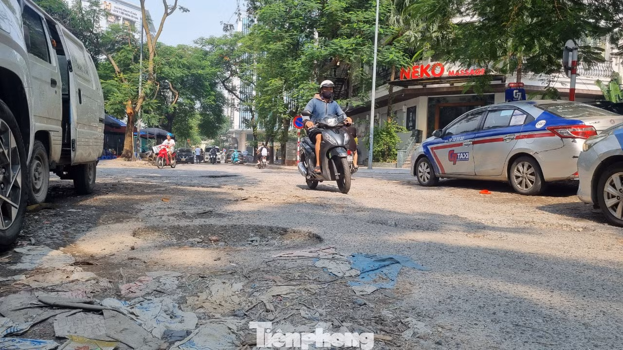“Họp tổ dân phố, người dân chúng tôi nhiều lần đề nghị địa phương sửa chữa, nhưng hình như không ai nghe. Mưa thì ngập, nắng thì bụi, thi thoảng lại xuất hiện tai nạn giao thông...”, ông Toàn cho biết
