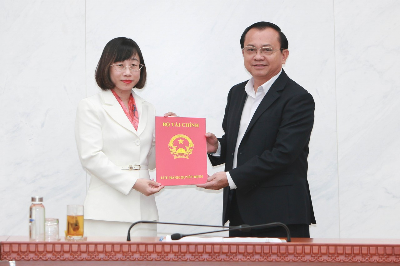 Thứ trưởng Lê Tấn Cận trao quyết định điều động, bổ nhiệm giữ chức Phó Vụ trưởng Vụ Pháp chế cho bà Tô Nguyễn Cẩm Anh. Ảnh: TCTC.