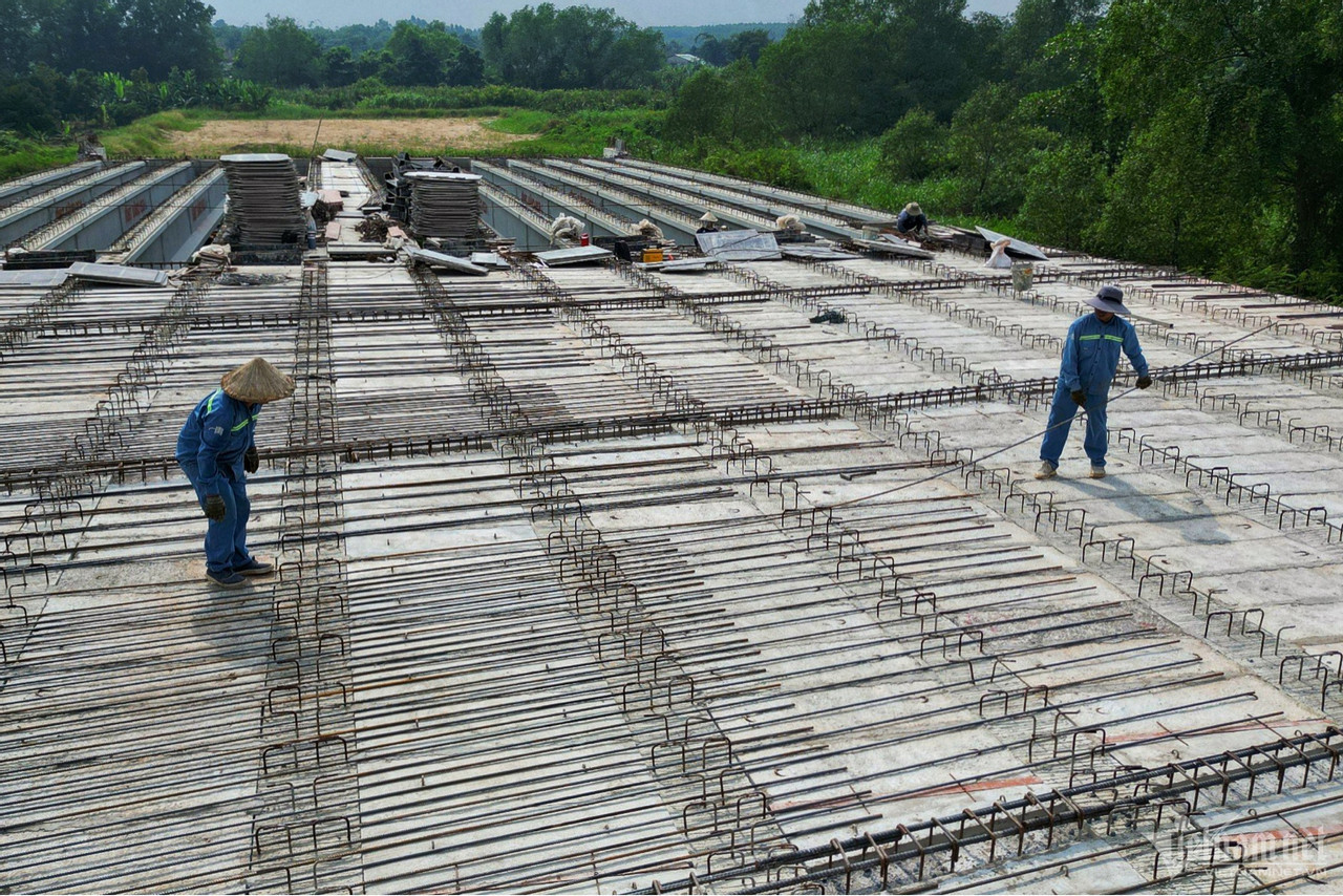 Hiện tại, công trình xây dựng cầu Vàm Cái Sứt có khoảng 50 cán bộ kỹ sư, công nhân đang làm việc. Các công nhân đang thực hiện việc đan thép để tiếp tục thi công đường dẫn lên cầu phía bờ phường Tam Phước, TP Biên Hoà.