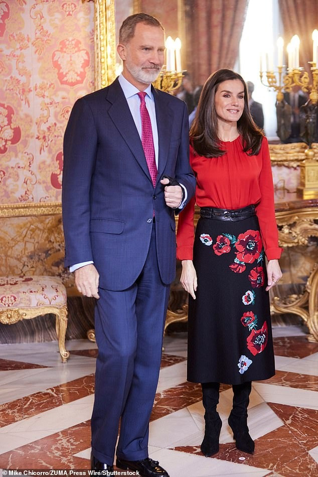 Vua Felipe và Hoàng hậu Letizia vui vẻ bên nhau trong sự kiện ngày 13/12. Ảnh: Shutterstock. Vua Felipe và Hoàng hậu Letizia vui vẻ bên nhau trong sự kiện ngày 13/12. Ảnh: Shutterstock.