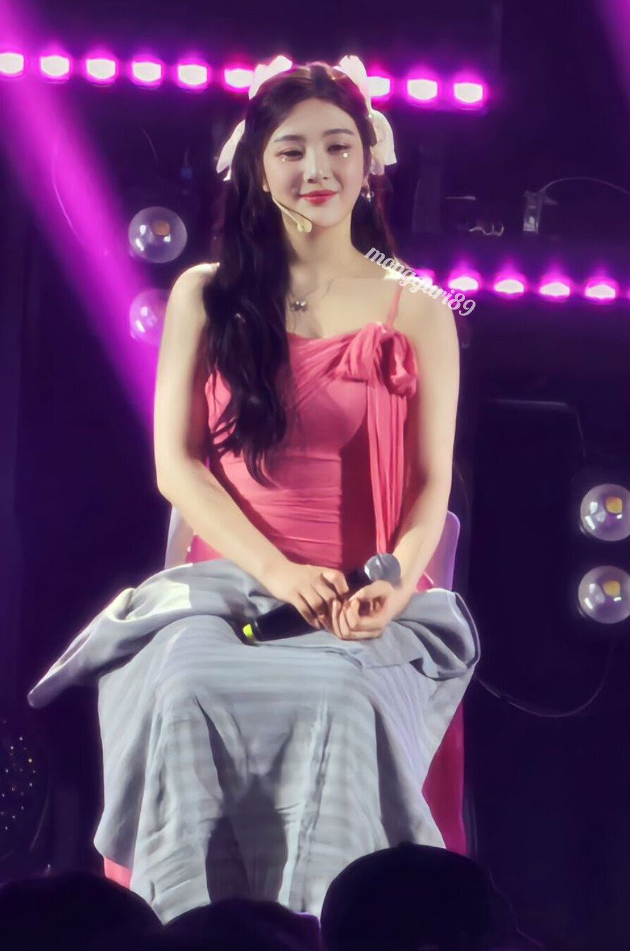 Chiếc váy hồng trong buổi hòa nhạc ở Indonesia phù hợp với Joy nếu chỉ thấy phần thân trên. Chiếc váy hồng trong buổi hòa nhạc ở Indonesia phù hợp với Joy nếu chỉ thấy phần thân trên.