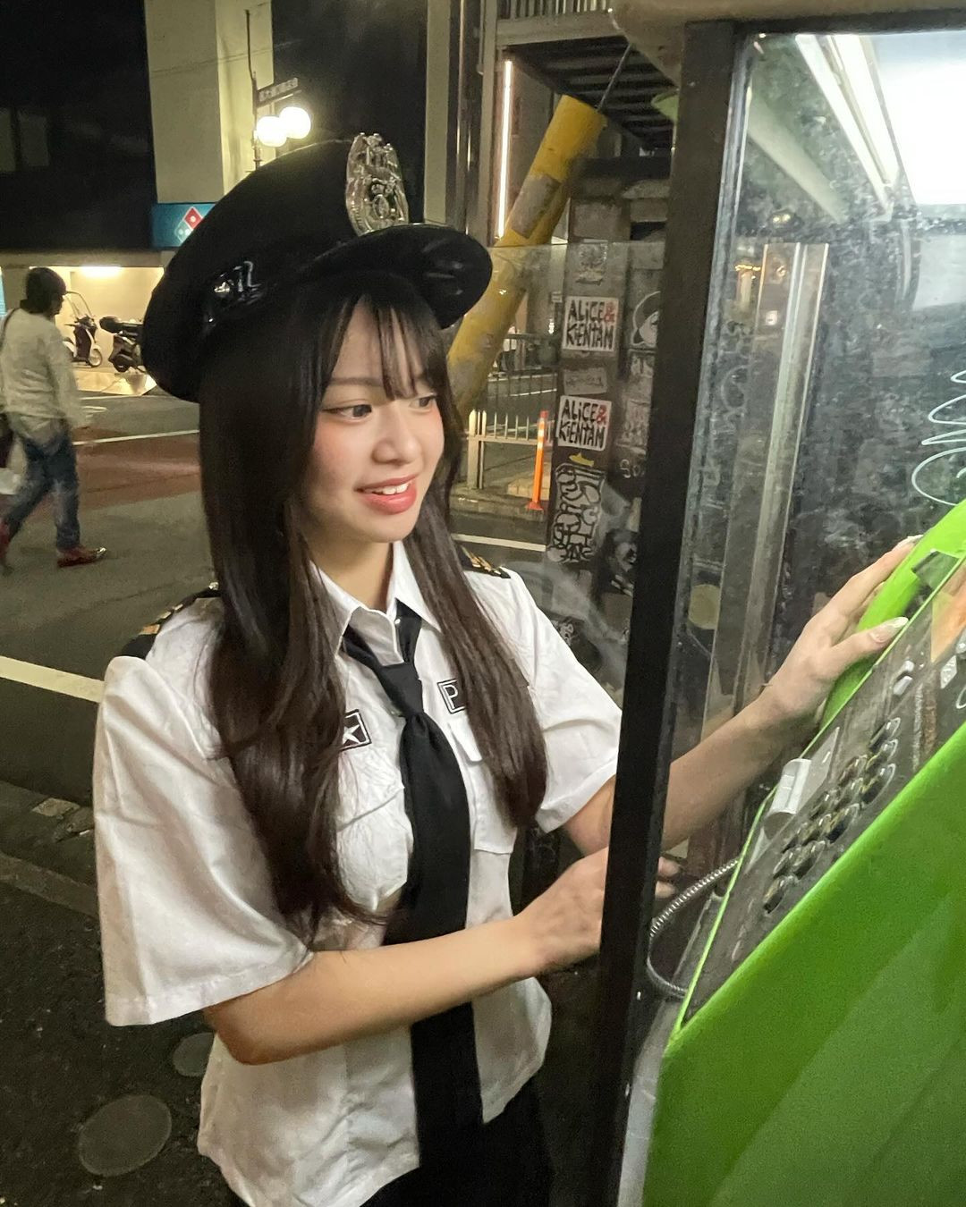 Không chỉ trong những bức ảnh chụp nghệ thuật, Yonezawa được khen ngợi có nhan sắc trong trẻo, đáng yêu ngoài đời thật. Theo báo cáo, hoa khôi thích xem phim, khiêu vũ và món ăn yêu thích của cô là sukiyaki (một dạng lẩu của Nhật Bản).