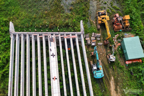 Tuy nhiên, đoạn đường dài khoảng 6km từ cầu Vàm Cái Sứt đến cao tốc TP HCM - Long Thành - Dầu Giây chưa được triển khai, do 2 doanh nghiệp có khu đất mà đường đi qua đăng ký xây dựng theo quy hoạch của tỉnh nhưng vướng mắc thủ tục đầu tư và giải phóng mặt bằng.