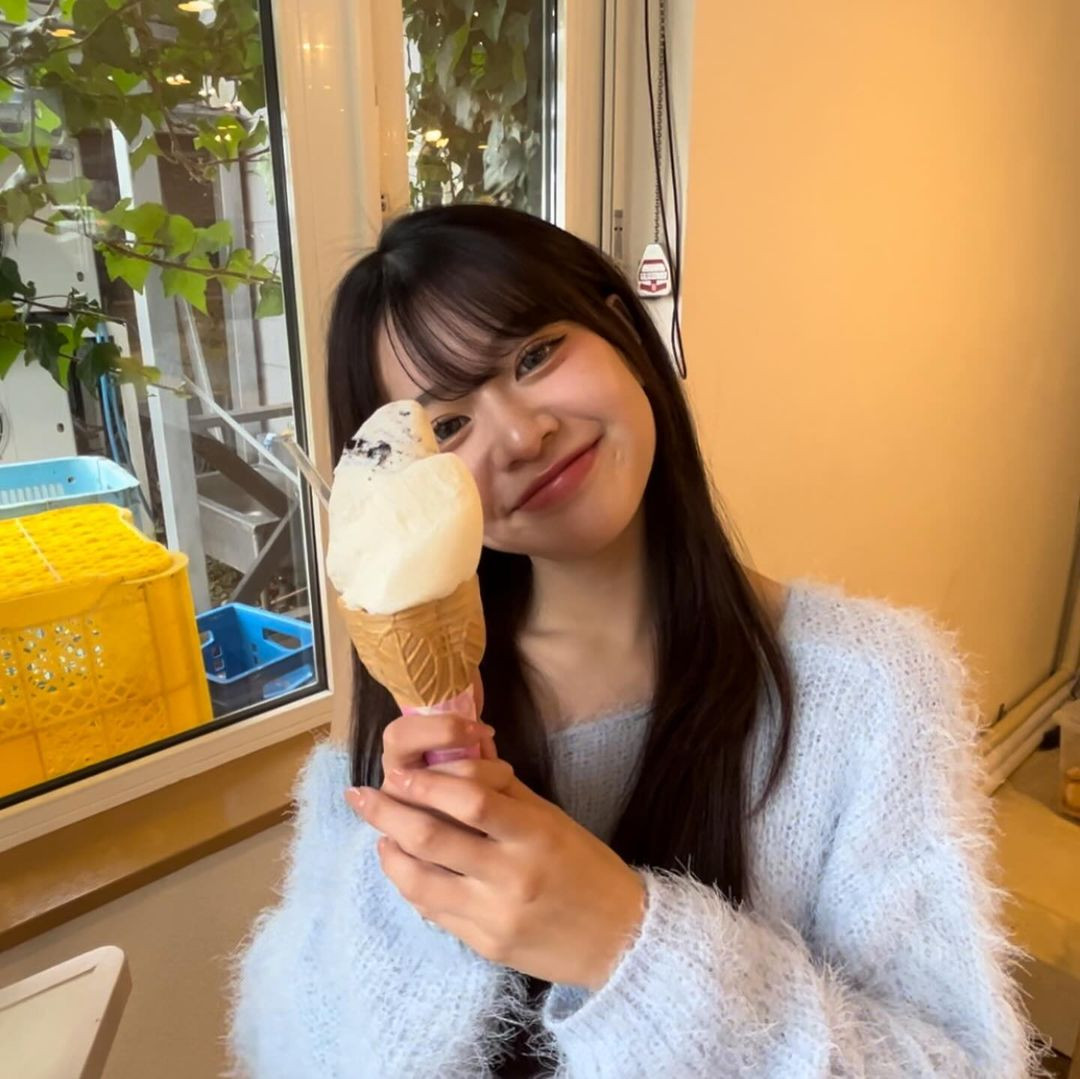 Không chỉ trong những bức ảnh chụp nghệ thuật, Yonezawa được khen ngợi có nhan sắc trong trẻo, đáng yêu ngoài đời thật. Theo báo cáo, hoa khôi thích xem phim, khiêu vũ và món ăn yêu thích của cô là sukiyaki (một dạng lẩu của Nhật Bản).