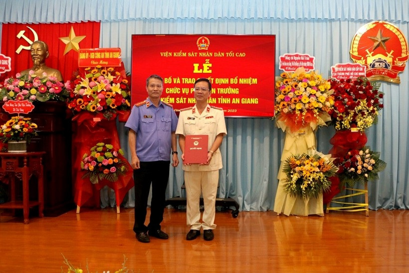 Đồng chí Nguyễn Văn Thắng - Phó Vụ trưởng Vụ Tổ chức cán bộ VKSND tối cao, trao quyết định cho đồng chí Hồ Tiến Dũng. Ảnh: BVPL. Đồng chí Nguyễn Văn Thắng - Phó Vụ trưởng Vụ Tổ chức cán bộ VKSND tối cao, trao quyết định cho đồng chí Hồ Tiến Dũng. Ảnh: BVPL.