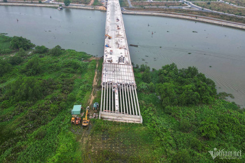 Tuy nhiên, đoạn đường dài khoảng 6km từ cầu Vàm Cái Sứt đến cao tốc TP HCM - Long Thành - Dầu Giây chưa được triển khai, do 2 doanh nghiệp có khu đất mà đường đi qua đăng ký xây dựng theo quy hoạch của tỉnh nhưng vướng mắc thủ tục đầu tư và giải phóng mặt bằng.