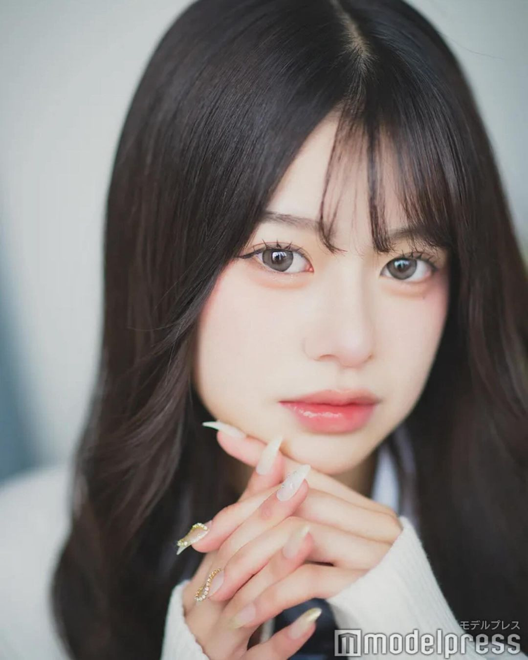 Yonezawa chia sẻ tự mình đăng ký tham gia cuộc thi mà không nói với gia đình. Đến khi mẹ biết chuyện, hai người xảy ra tranh cãi. Mẹ không muốn con gái đi thi sắc đẹp, đồng thời tức giận vì cô không nói gì với bà.