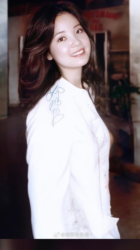 Trước khi qua đời, Đặng Lệ Quân gọi điện cho Thành Long nhưng không gặp được. Ảnh: Weibo. Trước khi qua đời, Đặng Lệ Quân gọi điện cho Thành Long nhưng không gặp được. Ảnh: Weibo.