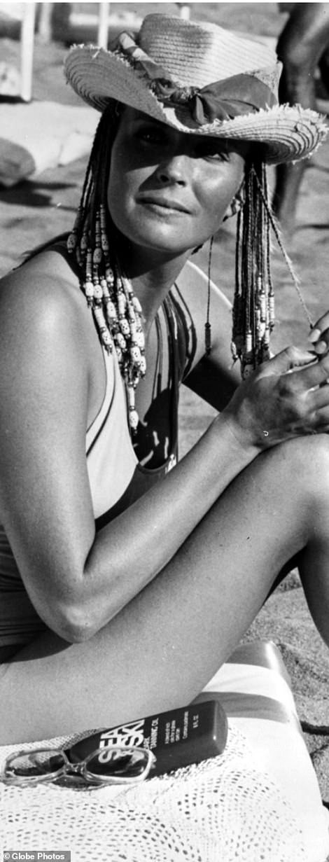 Bo Derek quyến rũ và cá tính trong mái tóc tết nhỏ kiểu Pháp.