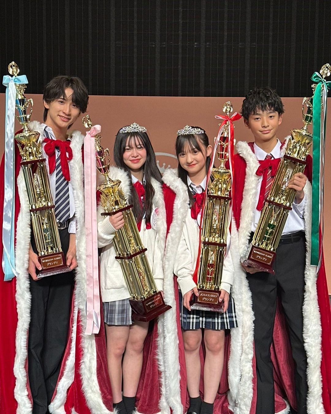 Miss Cutest High School Girl (Miss Con) là cuộc thi thường niên tại Nhật Bản, nhằm mục đích tìm ra nữ sinh trung học dễ thương nhất xứ Phù Tang. Năm nay, chiến thắng thuộc về Risa Yonezawa. Vị trí thứ hai xướng tên Karin Sakaguchi.