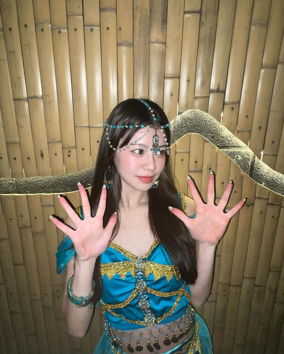 Miss Con là cuộc thi dành cho học sinh trung học Nhật Bản từ 16 đến 18 tuổi. Chiến thắng của Yonezawa nhận được sự ủng hộ từ đông đảo khán giả. Đây được cho là bước đệm cho cô tiến thân trong ngành giải trí trong tương lai.