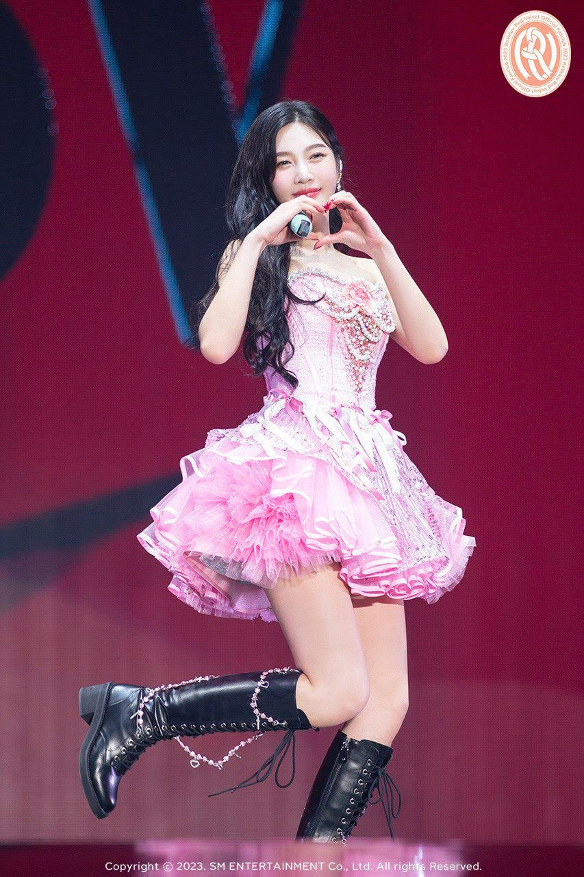 Joy từng sở hữu hình thể vạn người mê. Joy từng sở hữu hình thể vạn người mê.