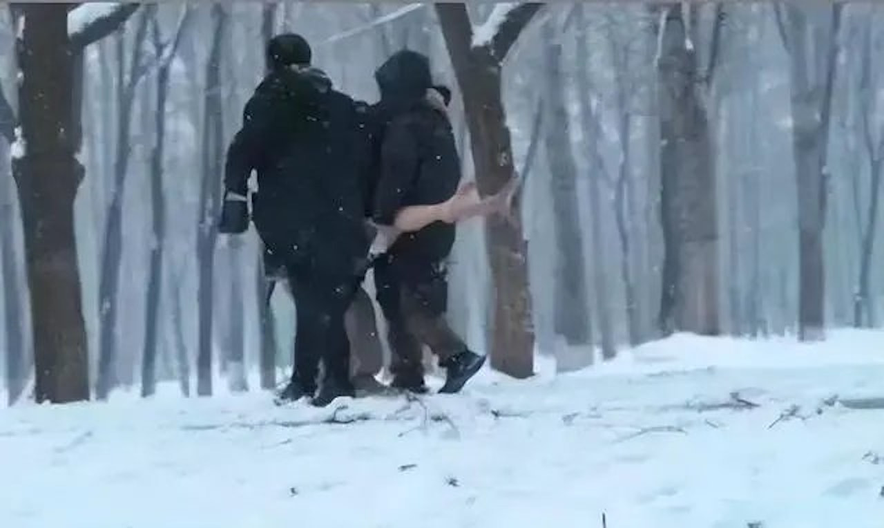 Những bức ảnh về nữ người mẫu chết cóng trên nền tuyết gây xôn xao mạng xã hội Trung Quốc những ngày qua. Ảnh: WeChat. Những bức ảnh về nữ người mẫu chết cóng trên nền tuyết gây xôn xao mạng xã hội Trung Quốc những ngày qua. Ảnh: WeChat.