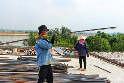 Mới đây, Sở GTVT đã có văn bản gửi UBND tỉnh Đồng Nai xem xét sớm đầu tư tuyến đường Hương lộ 2 đoạn từ cầu Vàm Cái Sứt đến cao tốc TP HCM - Long Thành - Dầu Giây bằng hình thức đầu tư công nhằm đảm bảo đồng bộ, thông suốt và tránh lãng phí khi cầu Vàm Cái Sứt đưa vào sử dụng.