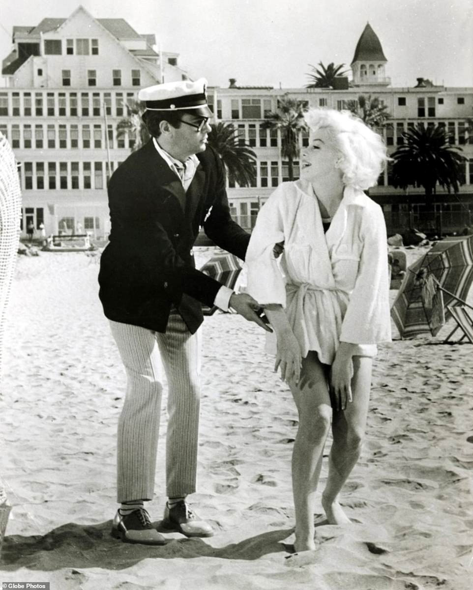 Marilyn Monroe với Tony Curtis quay Some Like It Hot tại khách sạn Casa del Coronado nổi tiếng.
