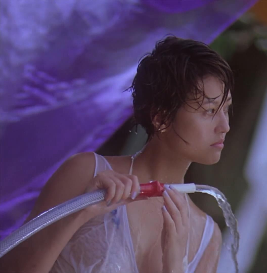 Cảnh nữ diễn viên quá cố mặc chiếc váy trắng mỏng manh khiến nhiều khán giả nam phải thổn thức vì quá xinh đẹp, gợi cảm.