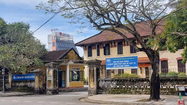 Trụ sở Sở GTVT tỉnh Thừa Thiên - Huế nằm ở khu đất số 8-10 đường Phan Bội Châu và số 19 đường Nguyễn Huệ (TP Huế) đang chuẩn bị đấu giá. Ảnh: NLĐ.