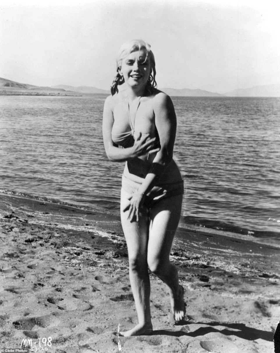 Marilyn Monroe khoe vóc dáng tròn đầy trong bộ bikini táo bạo trên bãi biển.