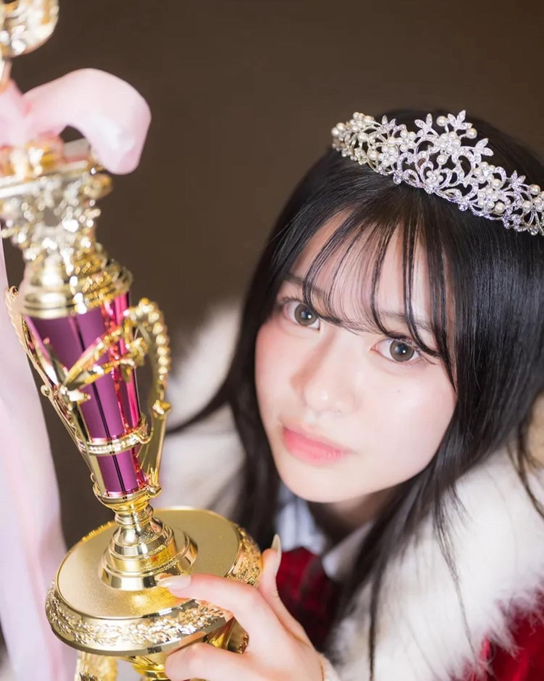 Yonezawa ghi dấu ấn với đôi mắt to tròn, khuôn mặt bầu bĩnh và đôi môi dày, mang đến cảm giác thơ ngây, yểu điệu.