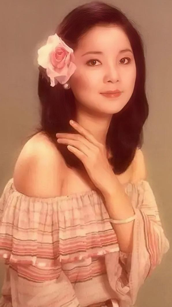 Trước khi qua đời, Đặng Lệ Quân gọi điện cho Thành Long nhưng không gặp được. Ảnh: Weibo. Trước khi qua đời, Đặng Lệ Quân gọi điện cho Thành Long nhưng không gặp được. Ảnh: Weibo.