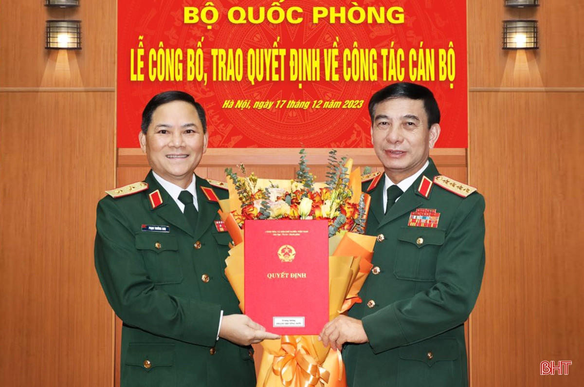 Đại tướng Phan Văn Giang trao quyết định thăng quân hàm Trung tướng cho đồng chí Phạm Trường Sơn (bên trái). Ảnh: Báo Hà Tĩnh.