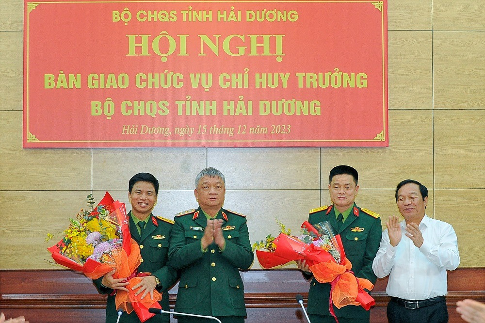 Trung tướng Nguyễn Quang Ngọc và Chủ tịch HĐND tỉnh Hải Dương - ông Lê Văn Hiệu tặng hoa chúc mừng các đồng chí nhận nhiệm vụ mới. Ảnh: Chinhphu.vn. Trung tướng Nguyễn Quang Ngọc và Chủ tịch HĐND tỉnh Hải Dương - ông Lê Văn Hiệu tặng hoa chúc mừng các đồng chí nhận nhiệm vụ mới. Ảnh: Chinhphu.vn.