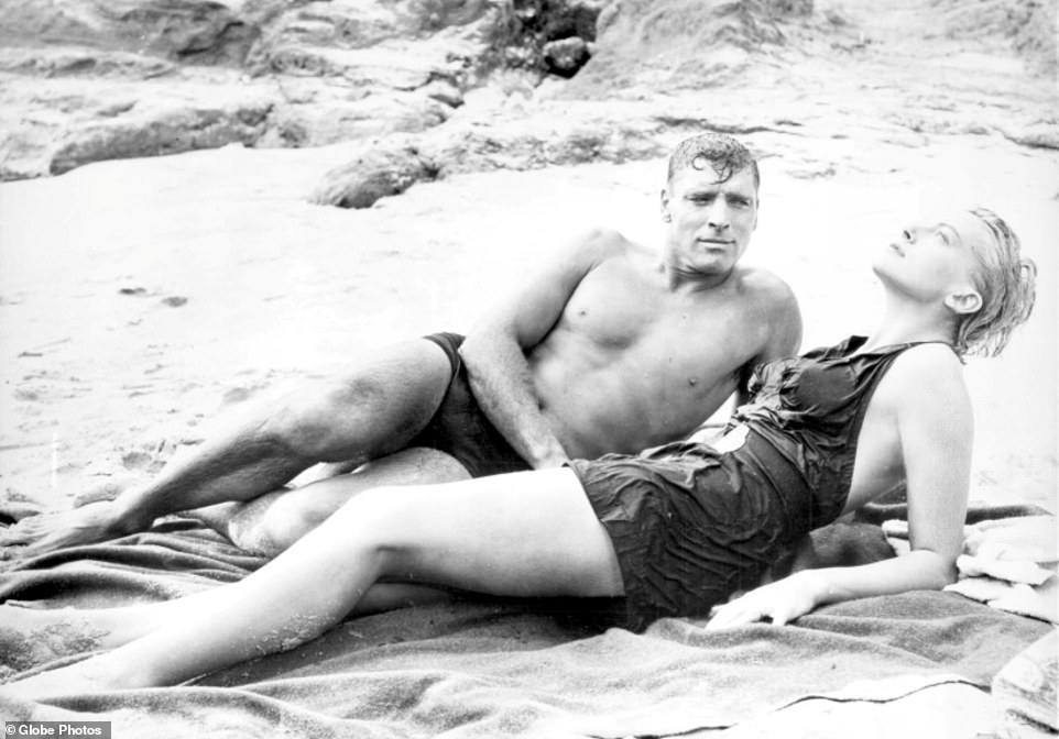 Một cảnh nổi tiếng trong bộ phim From Here To Eternity với sự tham gia của Burt Lancaster và Deborah Kerr trong vai cặp tình nhân, lấy bối cảnh ở Hawaii vào năm 1953.