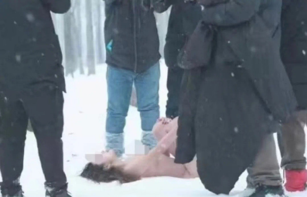 Những bức ảnh về nữ người mẫu chết cóng trên nền tuyết gây xôn xao mạng xã hội Trung Quốc những ngày qua. Ảnh: WeChat. Những bức ảnh về nữ người mẫu chết cóng trên nền tuyết gây xôn xao mạng xã hội Trung Quốc những ngày qua. Ảnh: WeChat.