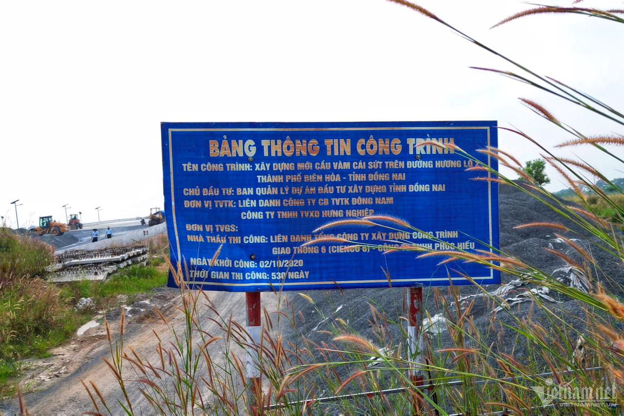 Cầu Vàm Cái Sứt dài 650m, rộng hơn 23m (4 làn xe cơ giới và 2 làn xe thô sơ). Dự án nằm trên tuyến đường Hương lộ 2, giúp rút ngắn quãng đường đi từ TP Biên Hòa đến cao tốc TP.HCM - Long Thành - Dầu Giây.