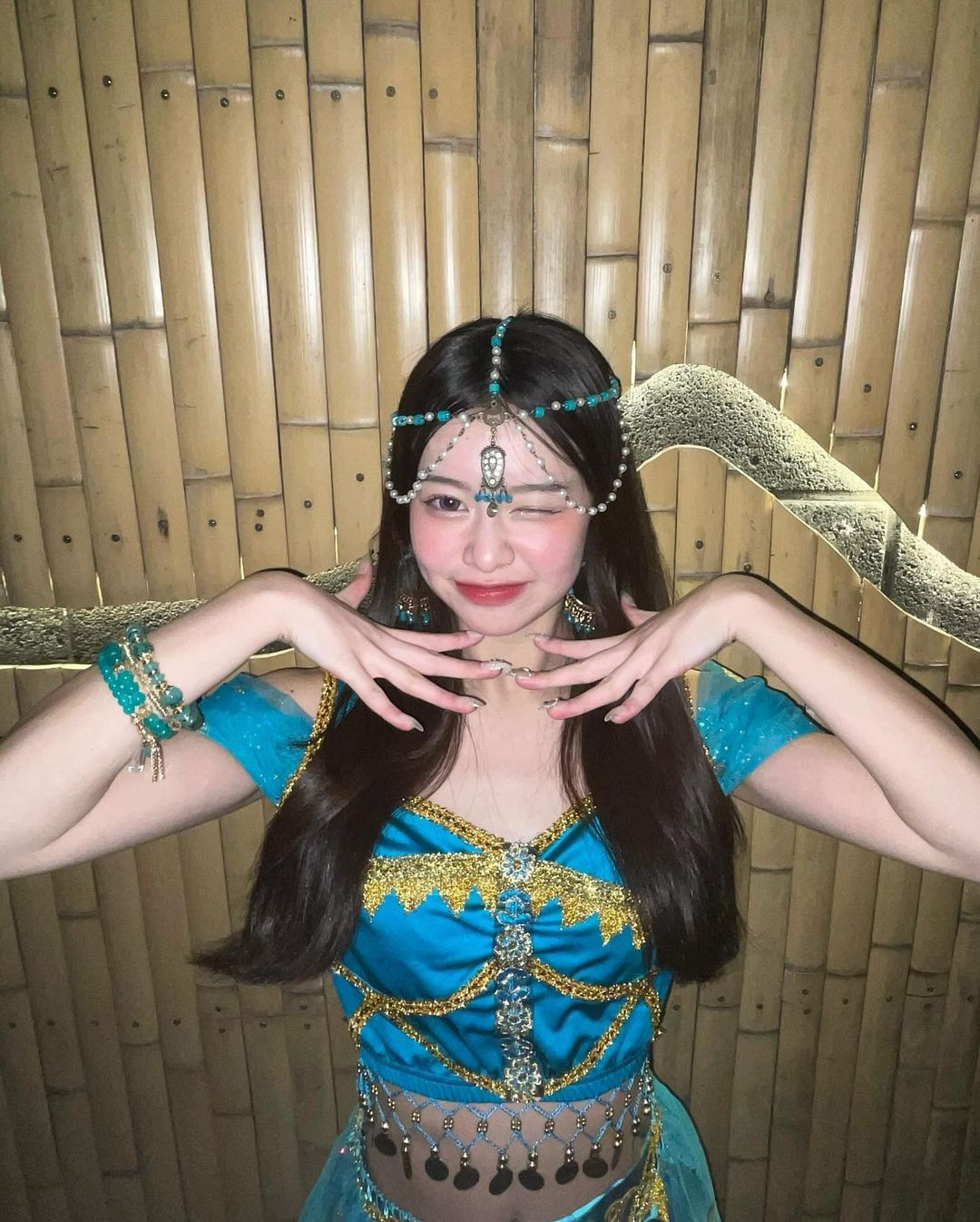 Miss Con là cuộc thi dành cho học sinh trung học Nhật Bản từ 16 đến 18 tuổi. Chiến thắng của Yonezawa nhận được sự ủng hộ từ đông đảo khán giả. Đây được cho là bước đệm cho cô tiến thân trong ngành giải trí trong tương lai.