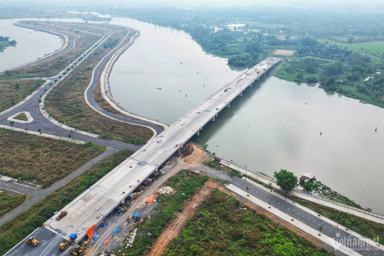 Công trình xây dựng cầu Vàm Cái Sứt (TP Biên Hòa) đã khởi công từ tháng 10/2020, với vốn đầu tư gần 400 tỷ đồng, giúp kết nối xã Long Hưng và phường Tam Phước, TP Biên Hòa.