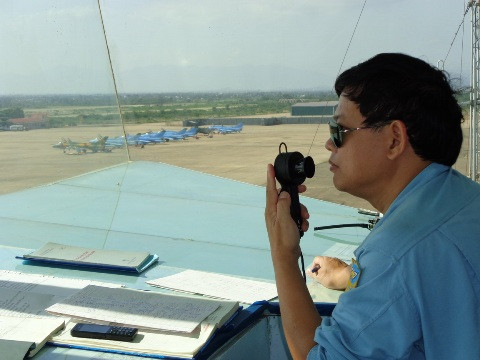 Đại tá phi công Nguyễn Ngọc Hiển, trung đoàn trưởng, tại đài chỉ huy bay. Anh là phi công bay chuyến đầu tiên của đợt huấn luyện để kiểm tra điều kiện thời tiết, sau đó chỉ huy, điều hành ban bay