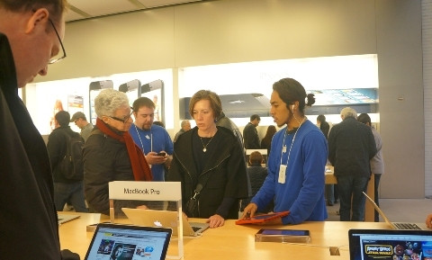 Nhân viên (áo xanh) chủ yếu là giới thiệu các tính năng sản phẩm cho khách vì không có hàng để bán. Nhân viên (áo xanh) chủ yếu là giới thiệu các tính năng sản phẩm cho khách vì không có hàng để bán