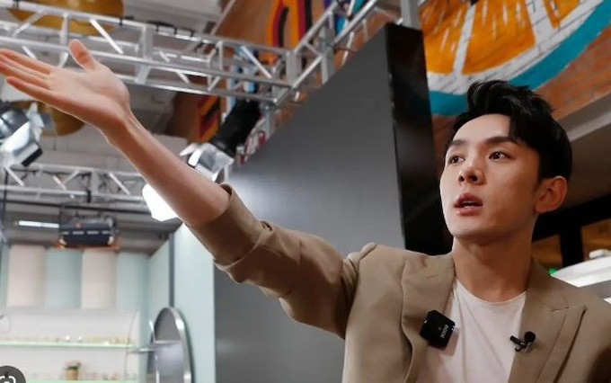 Lý Giai Kỳ từng bán 15.000 thỏi son trong 5 phút (Ảnh: SCMP).