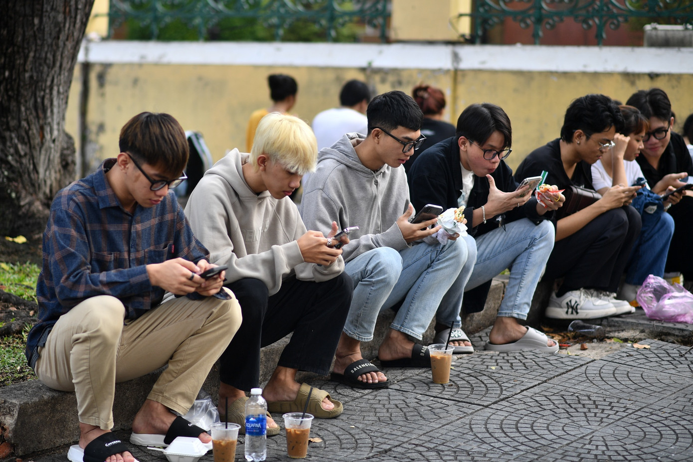 Từ lâu, cà phê bệt là một phần trong văn hóa của người dân TP.HCM. Sau khoảng thời gian dài gần như biến mất trong hơn 2 năm dịch Covid-19, thói quen uống phê bệt đã dần quay trở lại.