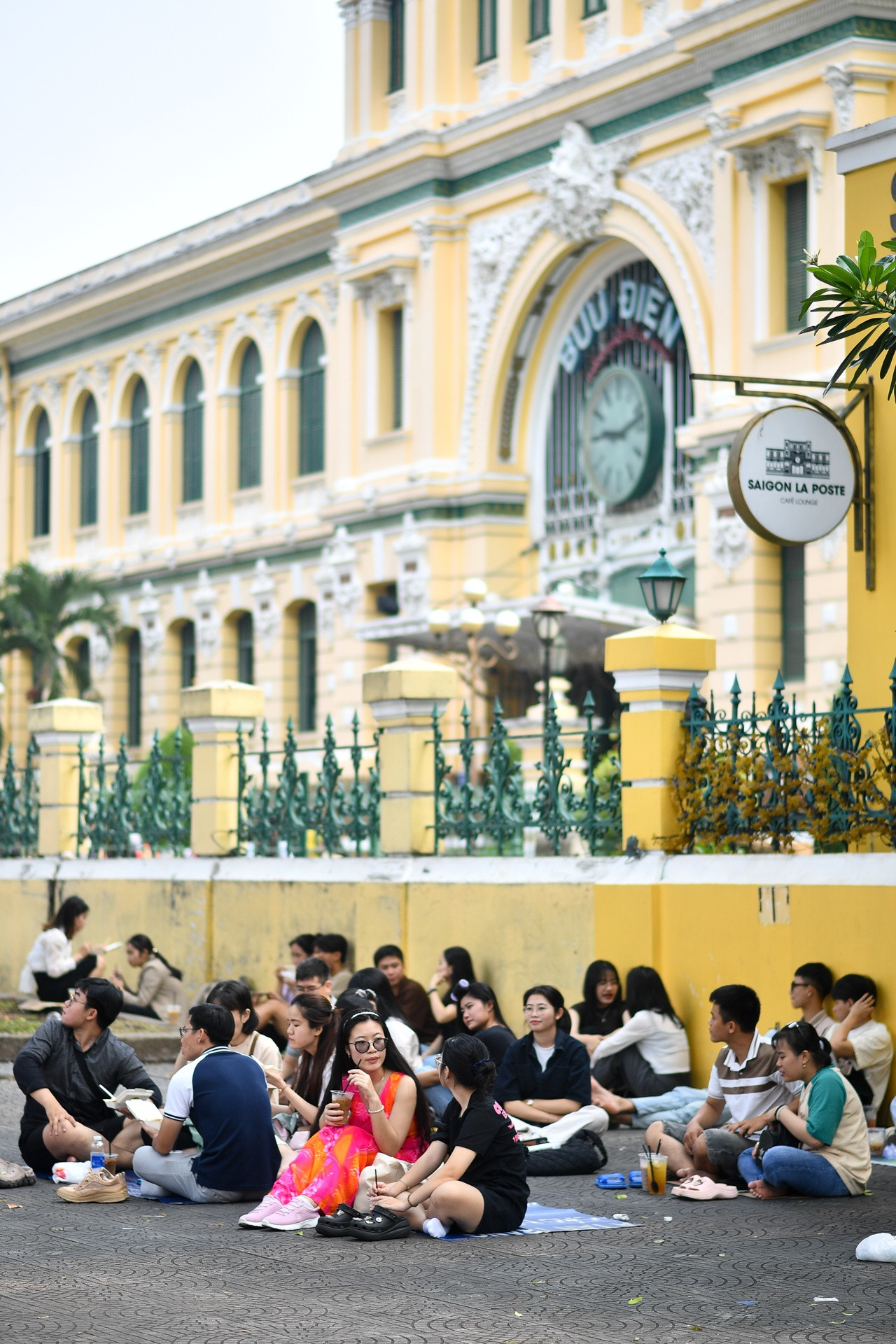 Vỉa hè trước Bưu điện Thành phố (quận 1) cũng là khu vực cà phê bệt nổi tiếng. Đông đúc cặp đôi, nhóm bạn trẻ trải bạt ngồi trò chuyện san sát nhau.