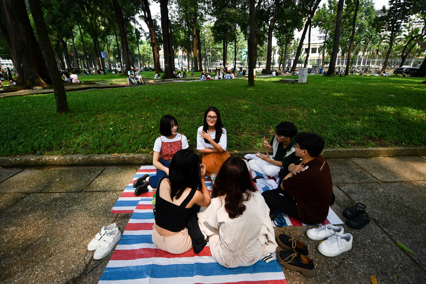 Nhóm bạn của Thanh Trúc đến mua cà phê, nước uống và kiếm một chỗ ngồi thoáng đãng bên trong công viên. "Mình đến đây vài lần trước và rất thích nên quyết định rủ bạn đến ngồi chung hôm nay. Mọi thứ ở đây đều rất tuyệt vời, không khí mát mẻ, nhiều cây xanh, đồ uống không quá đắt", Trúc chia sẻ.