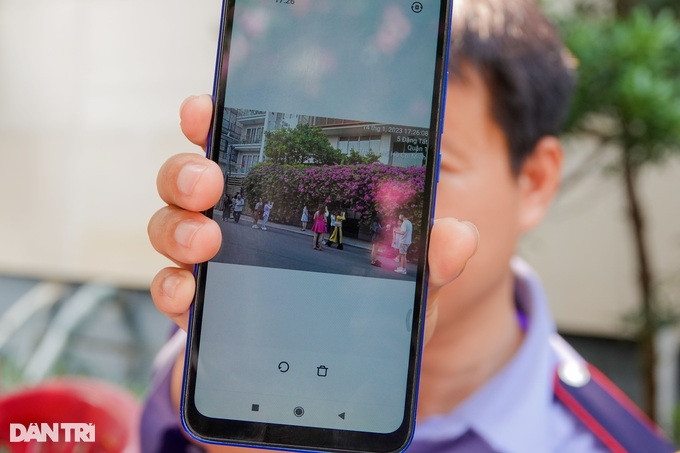 Hình ảnh giới trẻ kéo đến chụp ảnh trước cửa nhà mỗi buổi chiều, đứng giữa đường gây nguy hiểm (Ảnh: Nguyễn Vy). Hình ảnh giới trẻ kéo đến chụp ảnh trước cửa nhà mỗi buổi chiều, đứng giữa đường gây nguy hiểm (Ảnh: Nguyễn Vy).