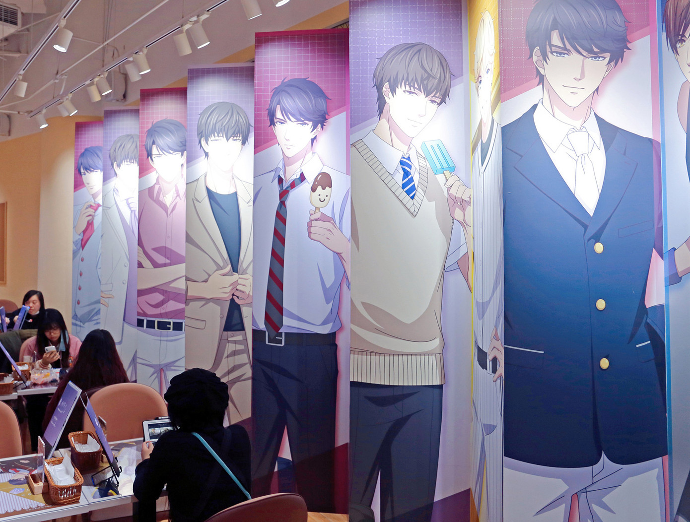 Poster trò chơi &quot;Love and the Producer” phủ kín bức tường một quán cà phê ở Thượng Hải.